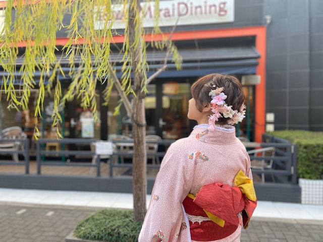 暖かい色のお着物で散策