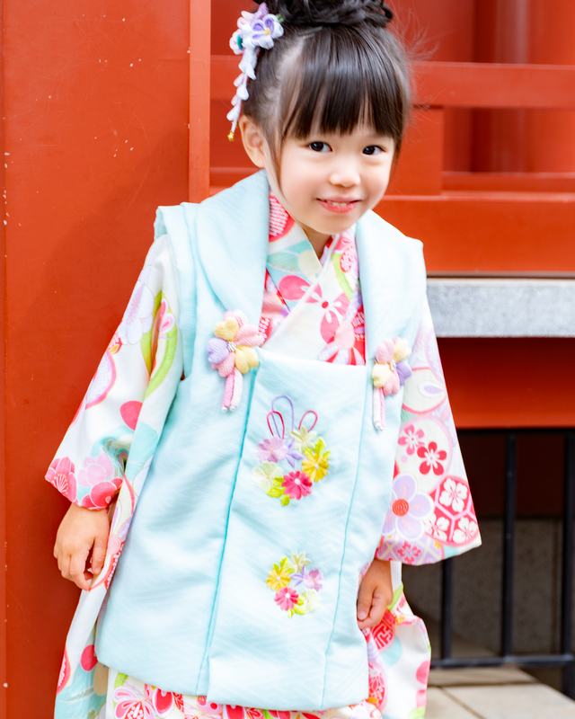 3歲、穿著棉被的兒童