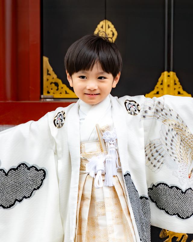 5歲、穿和服裙子的兒童