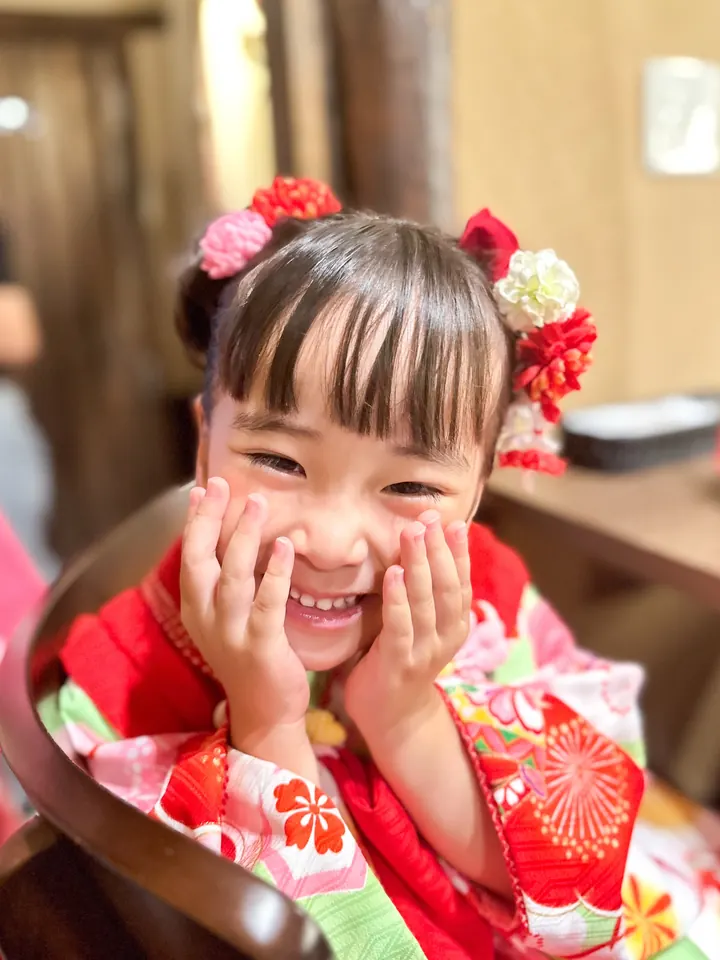 3歲女孩雙手捧著臉頰露出笑容穿著753和服