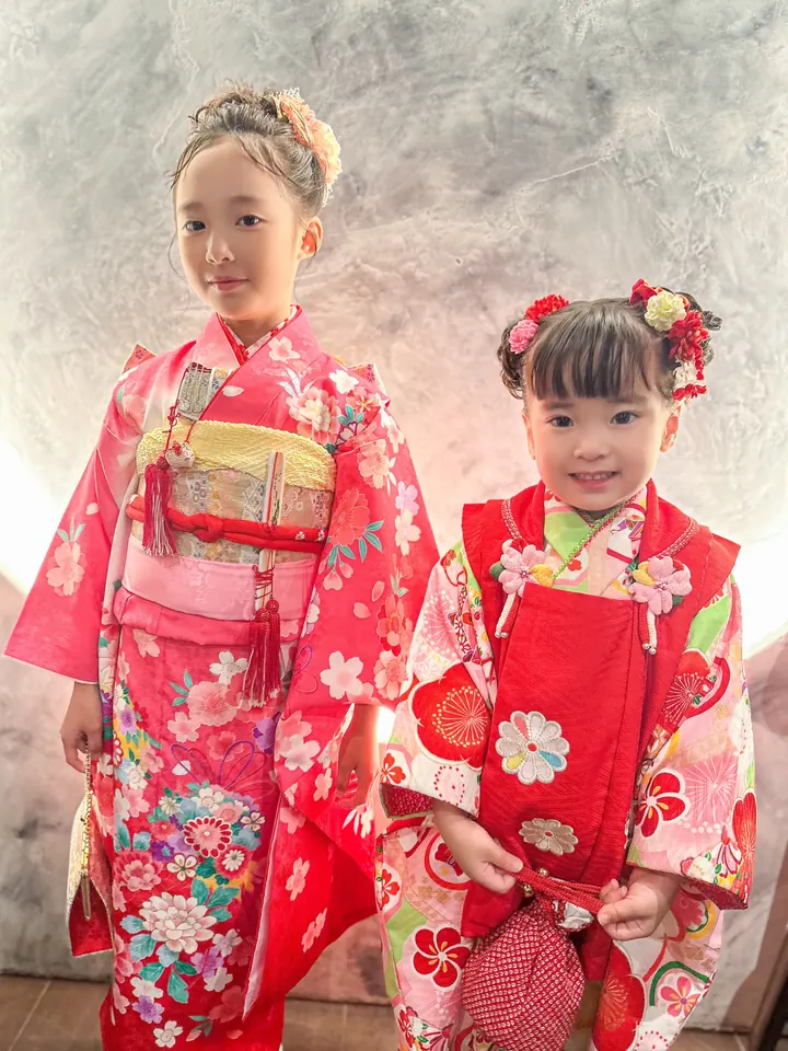 7歲和3歲的姐妹穿著753和服