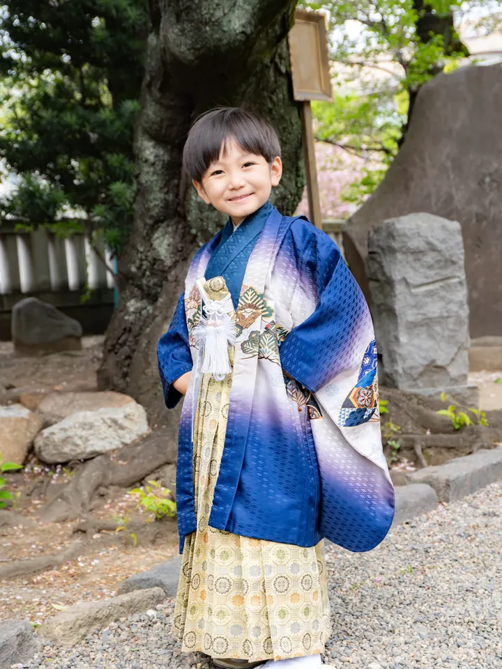 穿著和服裙子的5歲男孩