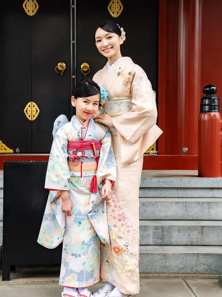 在神社前與母親並排的7歲女孩穿著和服