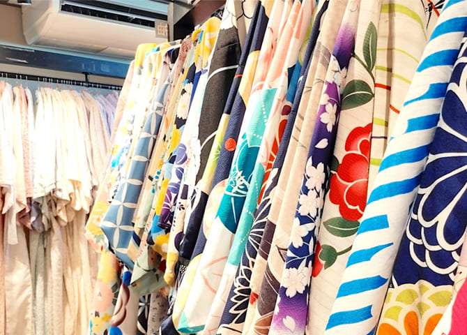 在店內挑選和服 (浴衣)